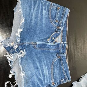 Women Levi’s 501 Denim Shorts size 28